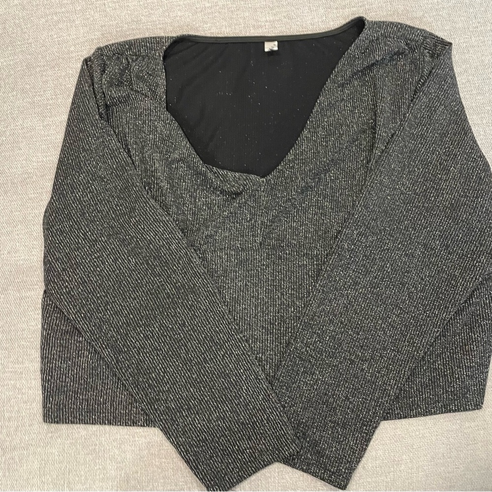 chic Metallic Black V‑Neck Ribbed Sweater